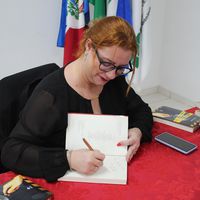 Professora do IFMT Rondonópolis lança o livro ‘Quando o crime está no uso da língua’