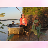 Nayara em embarcação no Parque Estadual do Xingu 