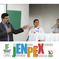 capa - palestrante de sexta-feira, Rodrigo Amorim, ao fundo uma tela exibindo o nome da palestra; uma foto dos participantes da mesa-redonda; abaixo a logo do evento e do campus