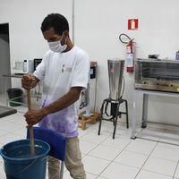 Projeto de extensão cria nova oportunidade de renda através da produção de sabão artesanal