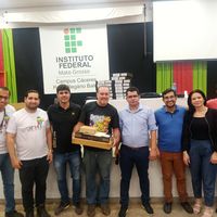 Reitor do IFMT e equipe da reitoria entregam notebooks a docentes de Cáceres 